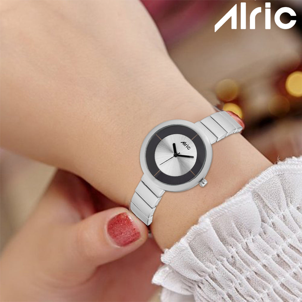 Elly Silver Round Quartz Analog Wrist Watch For Girls (30 Mm Dial)