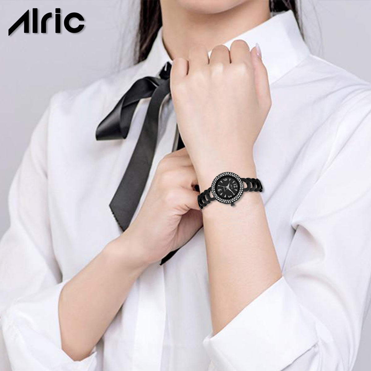 Ritzy Black Round Quartz Analog Wrist Watch For Women (13.6 Mm Dial)